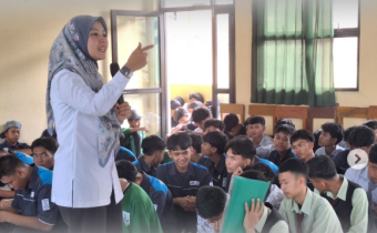Koordinator Divisi Sumber Daya Manusia, Organisasi, dan Diklat Bawaslu Kabupaten Pandeglang Lina Herlina saat berbicara dihadapan siswa-siswi SMK Dharma Nusantara Pandeglang Rabu. (06/05/2026)