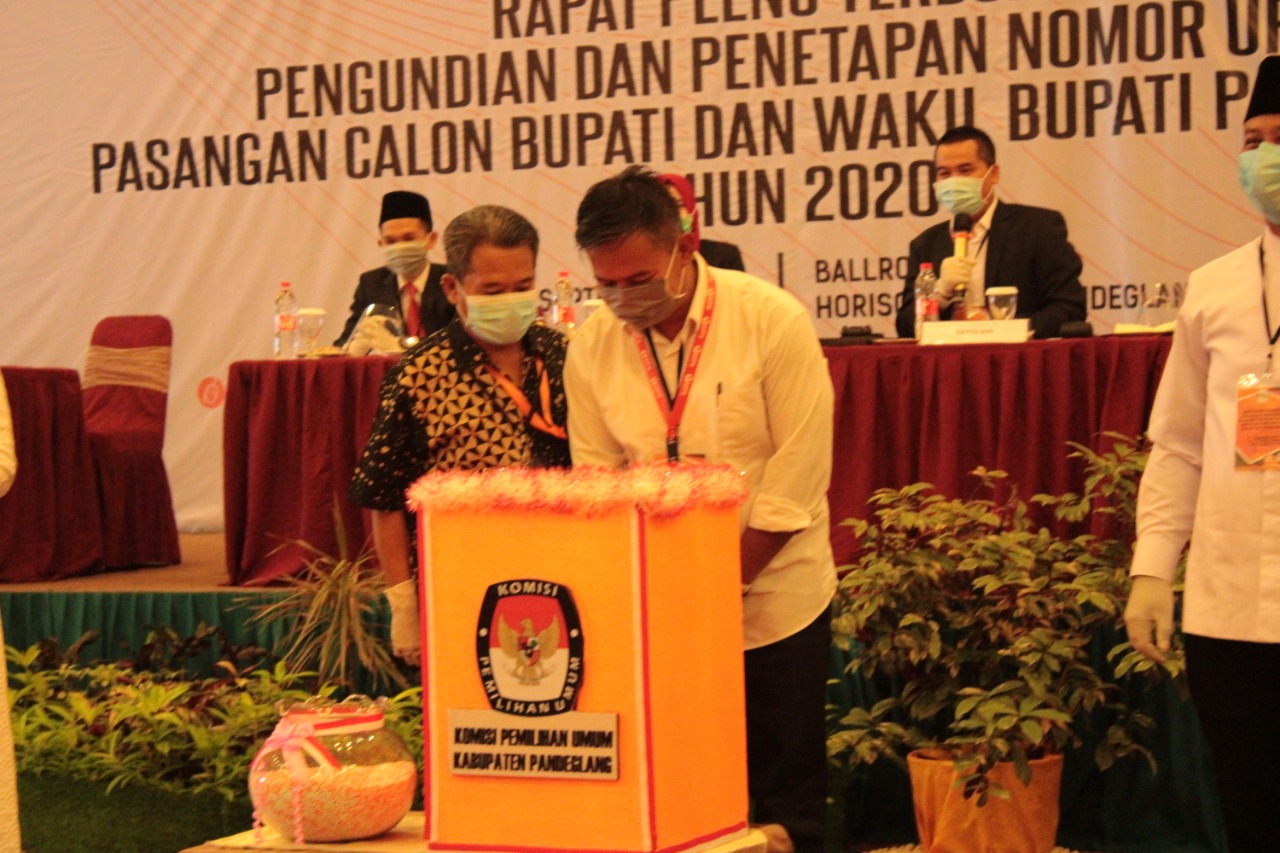 Bawaslu Pandeglang  Awasi Tahapan Pengundian dan Penetapan  Nomor Urut Paslon