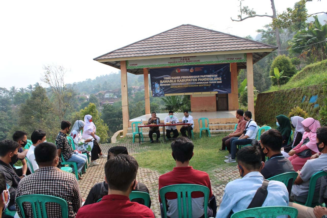 Bawaslu Pandeglang serahkan Sertifikat SKPP Daring Angkatan 2020