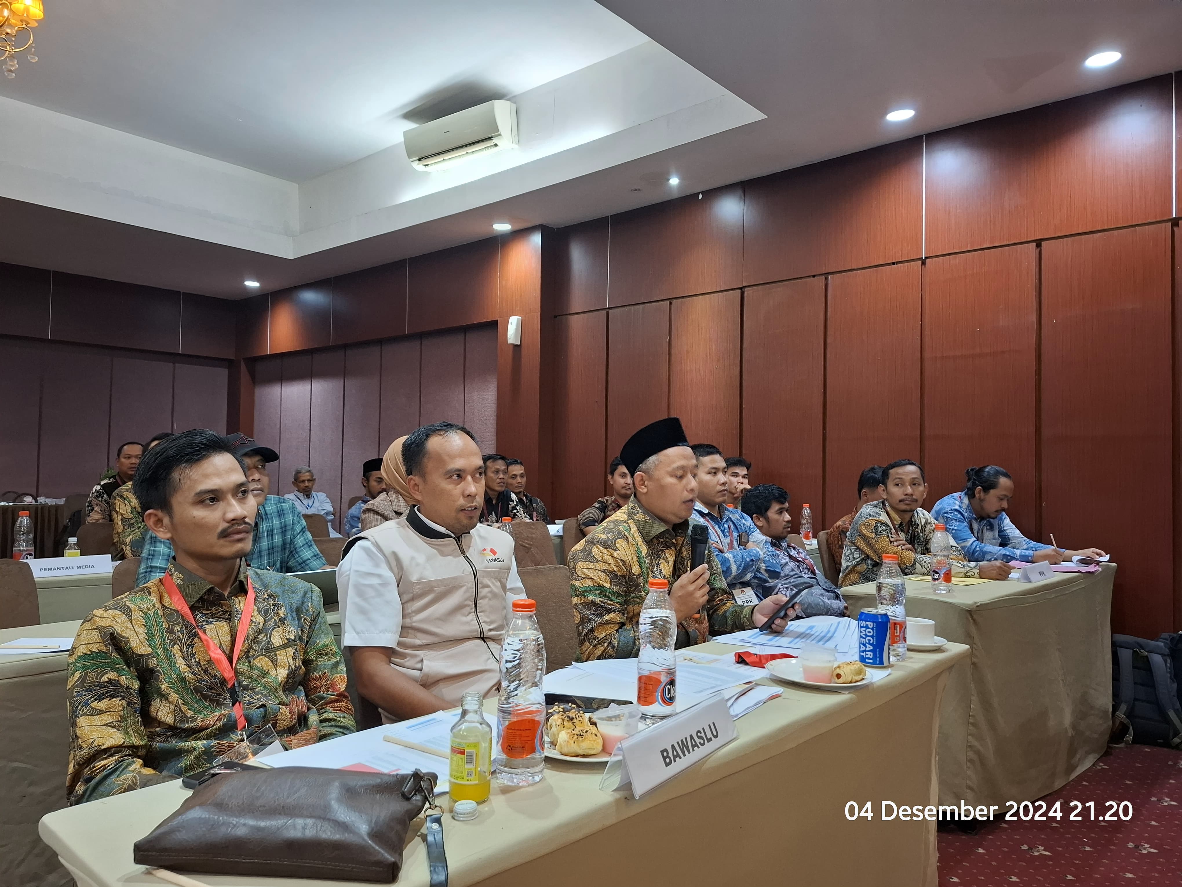 Ketua dan anggota Bawaslu Kabupaten Pandeglang saat memberikan tanggapan pada pleno rekapitulasi hasil perolehan suara 