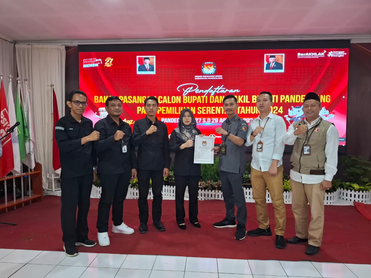 Ketua dan Anggota Bawaslu Kabupaten Pandeglang saat menerima Berita Acara Pendaftaran Bakal Pasangan Calon Bupati dan Wakil Bupati Pandeglang