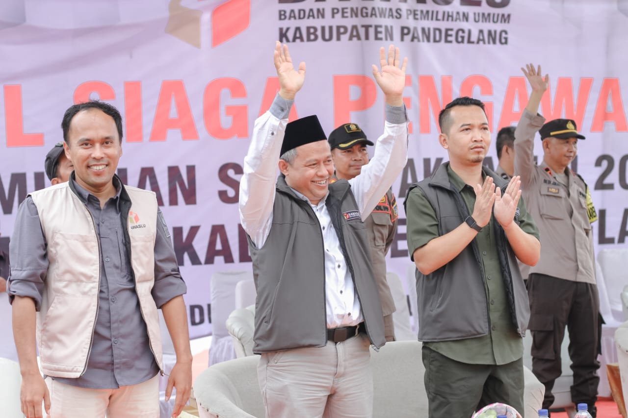 Anggota Bawaslu Kabupaten Pandeglang saat menyapa defile pengawas pemilihan serentak tahun 2024 di stadion badak Pandeglang (10/11/2024)