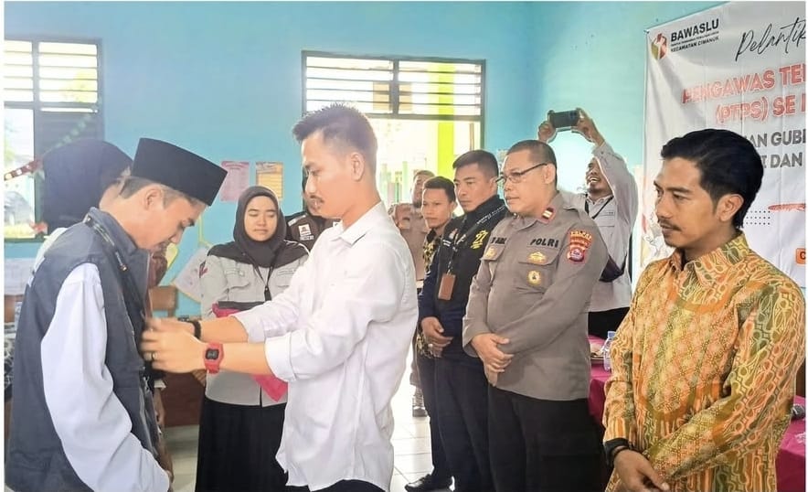 Ketua Bawaslu Pandeglang, Febri Setiadi saat menyematkan rompi pengawasan kepada PTPS di Kecamatan Cimanuk Minggu, 3 November 2024