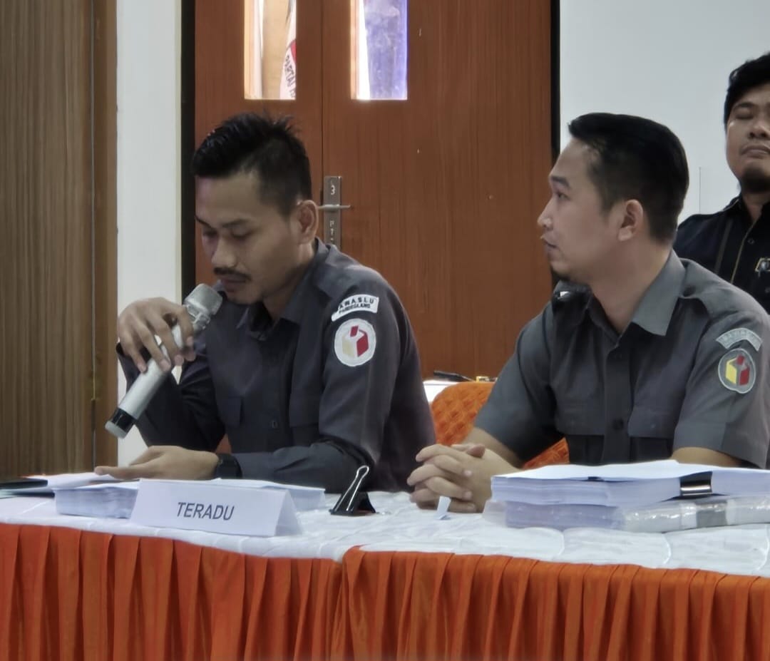 Ketua Bawaslu Pandeglang Febri Setiadi (Kanan) dan Koordinator Divisi Penanganan Pelanggaran Data dan Informasi Didin Tahajudin (Kiri) saat sidang DKPP