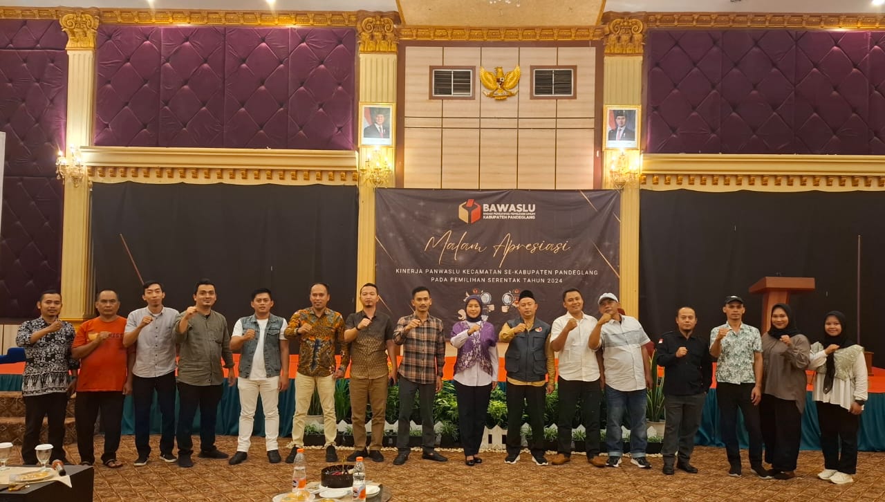 Seluruh jajaran Bawaslu Kabupaten Pandeglang saat malam apresiasi kinerja pengawasan Panwaslu Kecamatan Se-Kabupaten Pandeglang