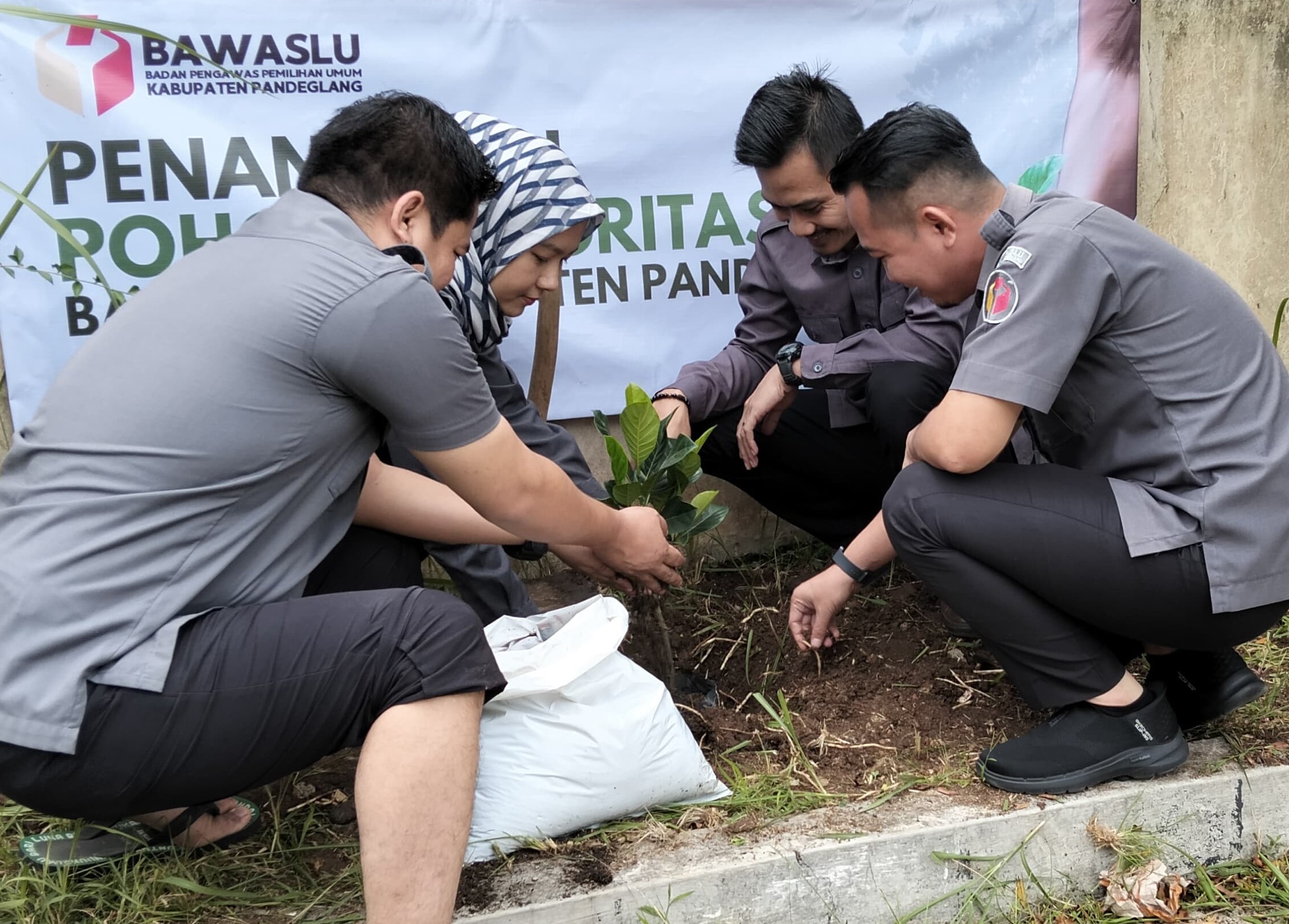 Ketua dan Anggota Bawaslu Kabupaten Pandeglang saat melakukan penanaman pohon integritas