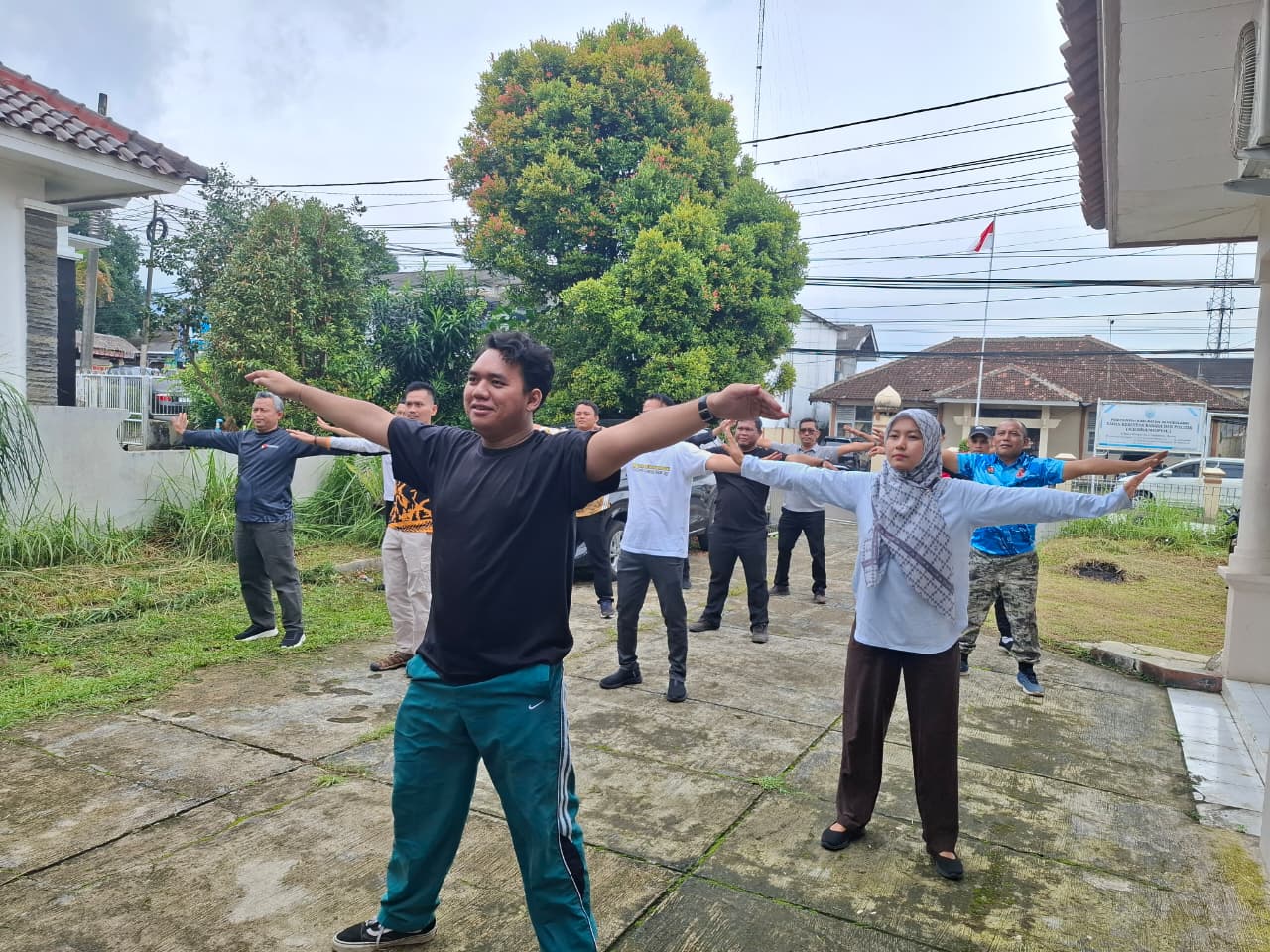 Jajaran Sekretariat Bawaslu Kabupaten Pandeglang saat melakukan senam pada kegiatan Jumat Sehati Jumat, (13/2/2026), di halaman kantor Bawaslu Kabupaten Pandeglang