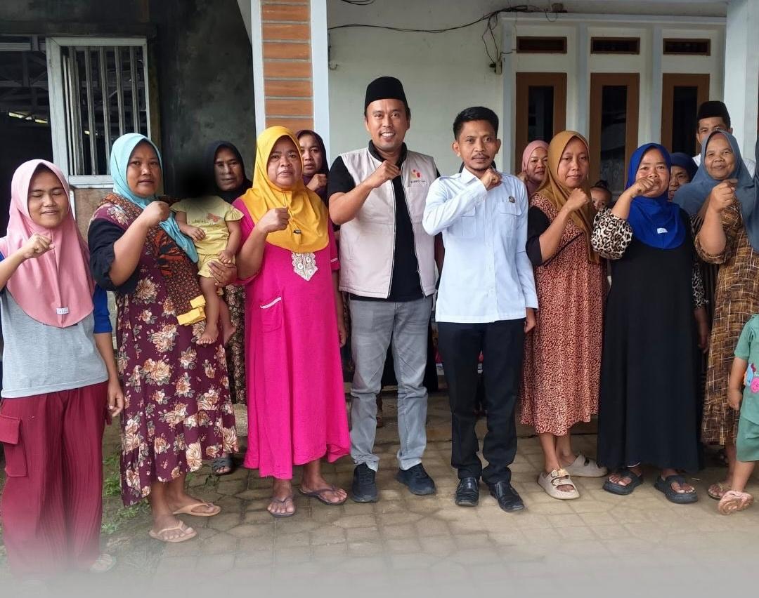 Koordinator Divisi Pencegahan, Partisipasi Masyarakat dan Humas Didi Rosadi (tengah) saat sisi Foto Bersama kader PKH Kecamatan Angsana