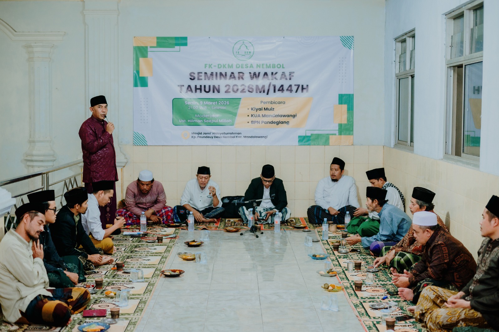 Staf Divisi Pencegahan Partisipasi Masyarakat dan Humas, Anton Purwanto saat menyampaikan sosialisasi di Masjid Jami' Hidayaturrohman Desa Nembol Kecamatan Mandalawangi Senin, (09/03/2026)
