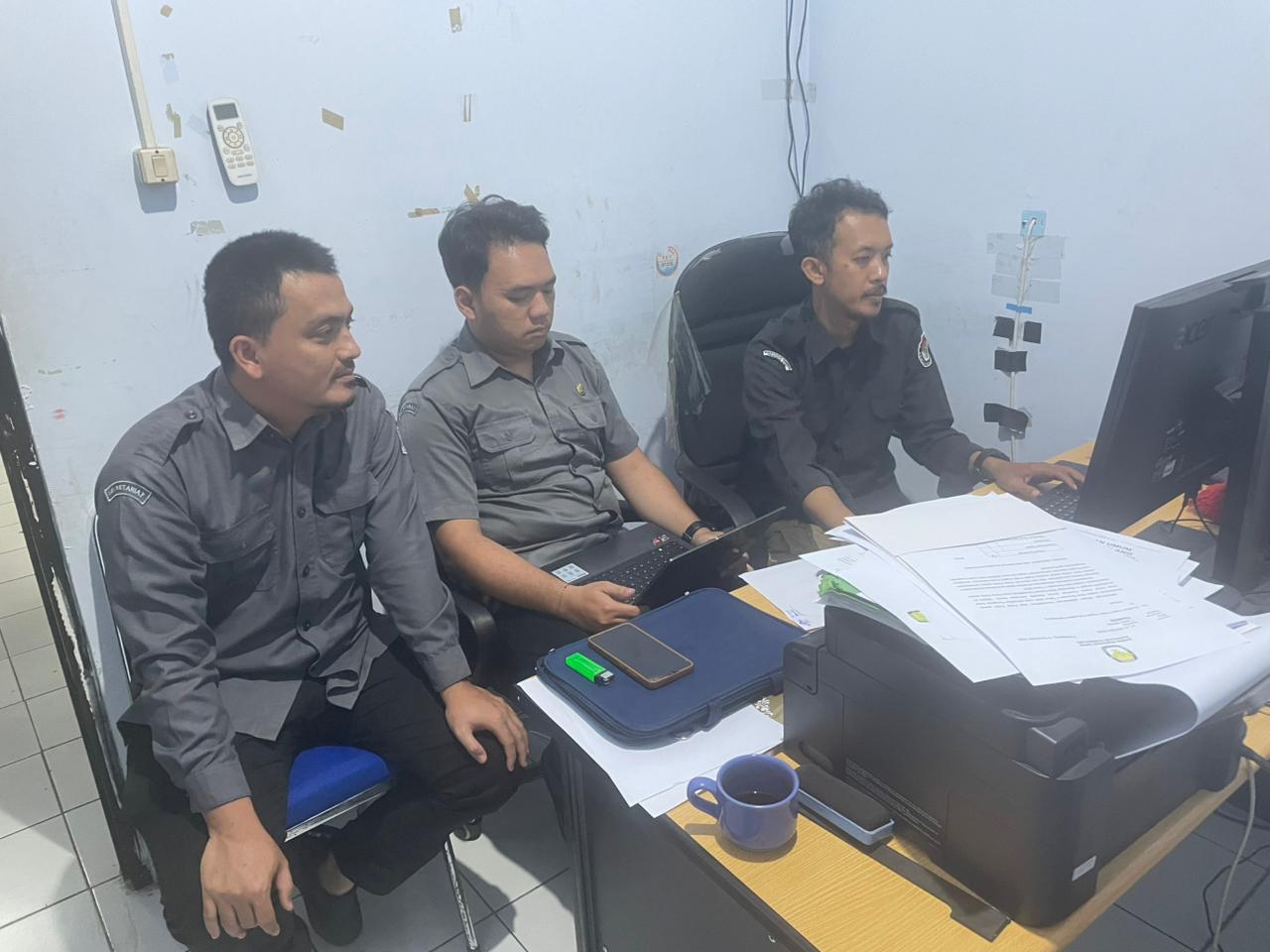 Jajaran Pengawas Bawaslu Kabupaten Pandeglang saat melakukan pengawasan rekapitulasi data partai politik secara berkelanjutan pada periode semester II tahun 2025 pada Kamis (30/12/2025).