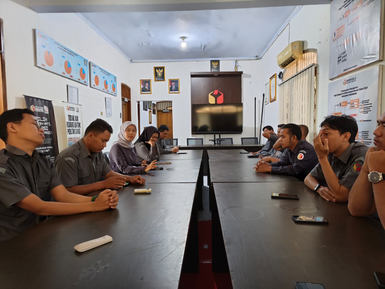 Anggota Bawaslu Kabupaten Pandeglang Lina Herlina saat memimpin rapat internal Senin, (05/01/2026) 
