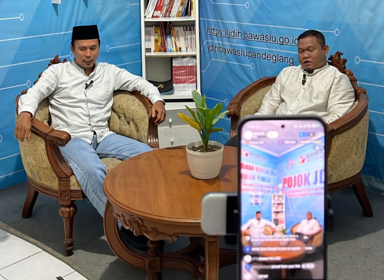 Koordinator Divisi Pencegahan Partisipasi Masyarakat dan Humas Bawaslu Kabupaten Pandeglang Didi Rosadi (kiri) pada kegatan Kajian Umum Hukum Aturan Pemilu dan Pemilihan Jumat, (27/02/2026).