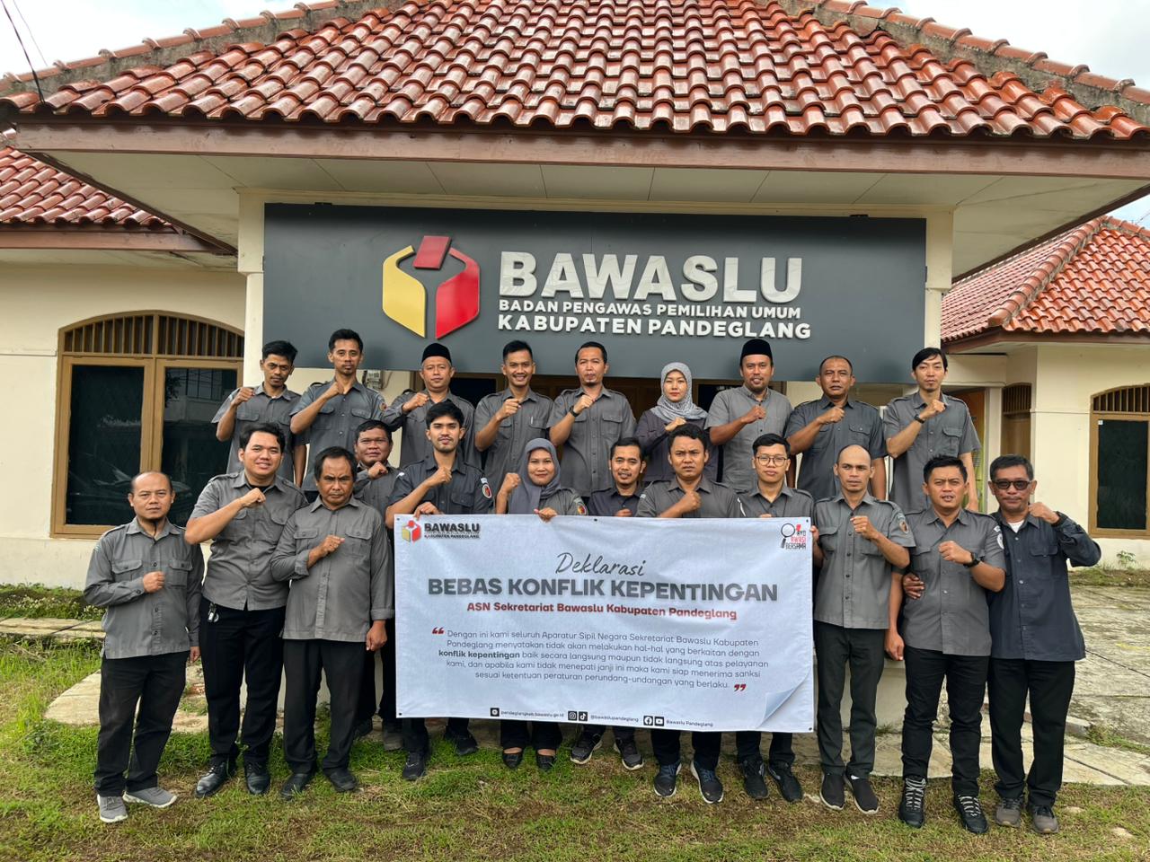 Foto Bersama ASN Bawaslu Kabupaten Pandeglang bersama Ketua dan Anggota Bawaslu Kabupaten Pandeglang setelah prosesi deklarasi bebas konflik kepentingan