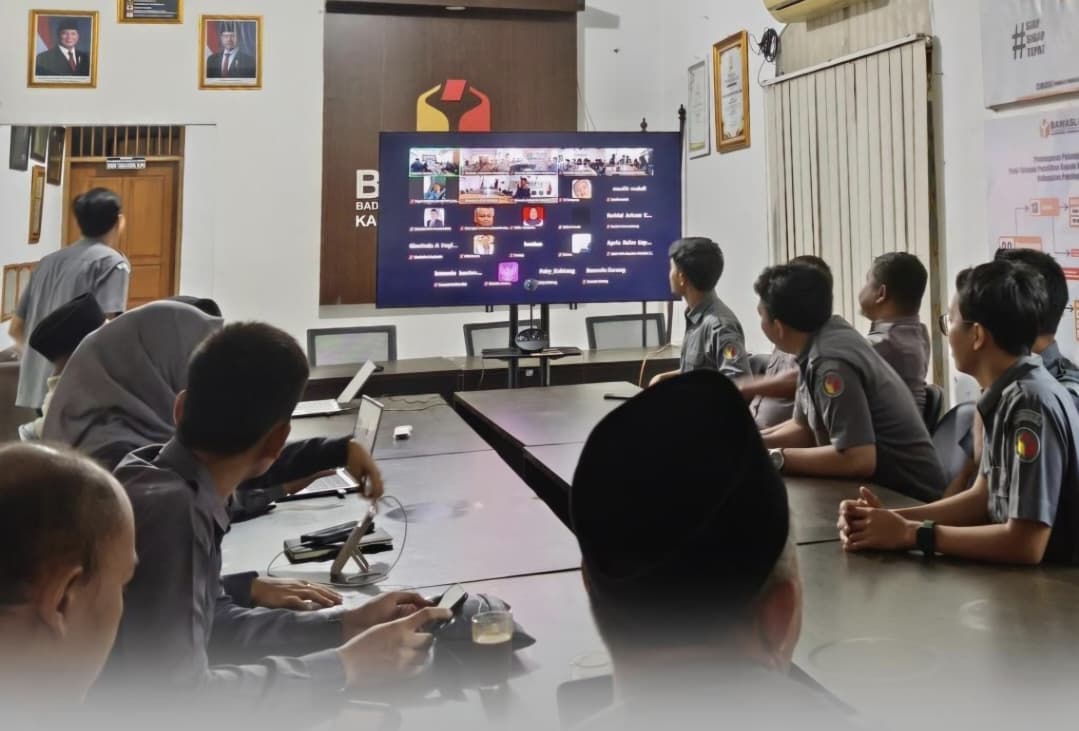 Anggota dan jajaran staf sekretariat Bawaslu Kabupaten Pandeglang saat mengikuti rapat konsolidasi kelembagaan secara daring