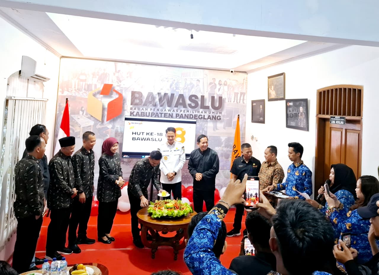 Ketua Bawaslu Pandeglang saat prosesi pemotongan tumpeng pada perayaan HUT ke-18 Bawaslu