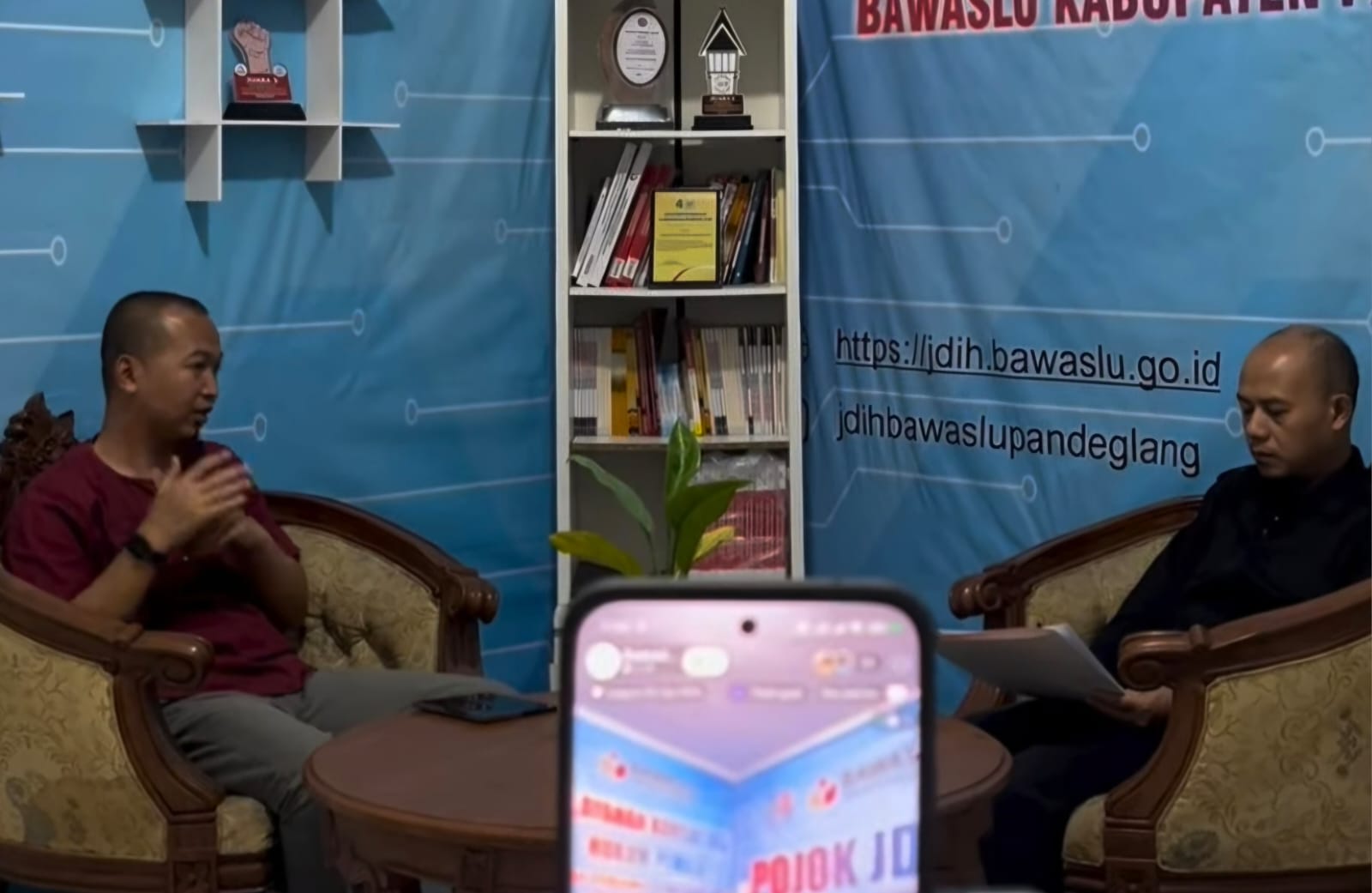 Koordinator Divisi Penanganan Pelanggaran Data dan Informasi Bawaslu Kabupaten Pandeglang, Didin Tahajudin (kiri) saat melakukan kajian yang ditayangkan secara langsung melalui flatform youtube Jumat, (13/03/2026) 