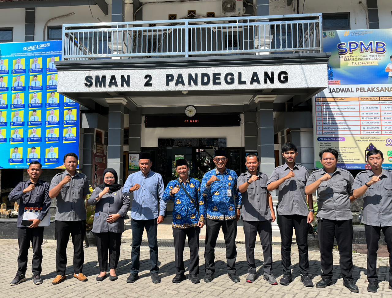 Jajaran Bawaslu Kabupaten Pandeglang saat sesi foto bersama dengan Kepala Sekolah SMAN 2 Pandeglang Selasa, (27/04/2026)