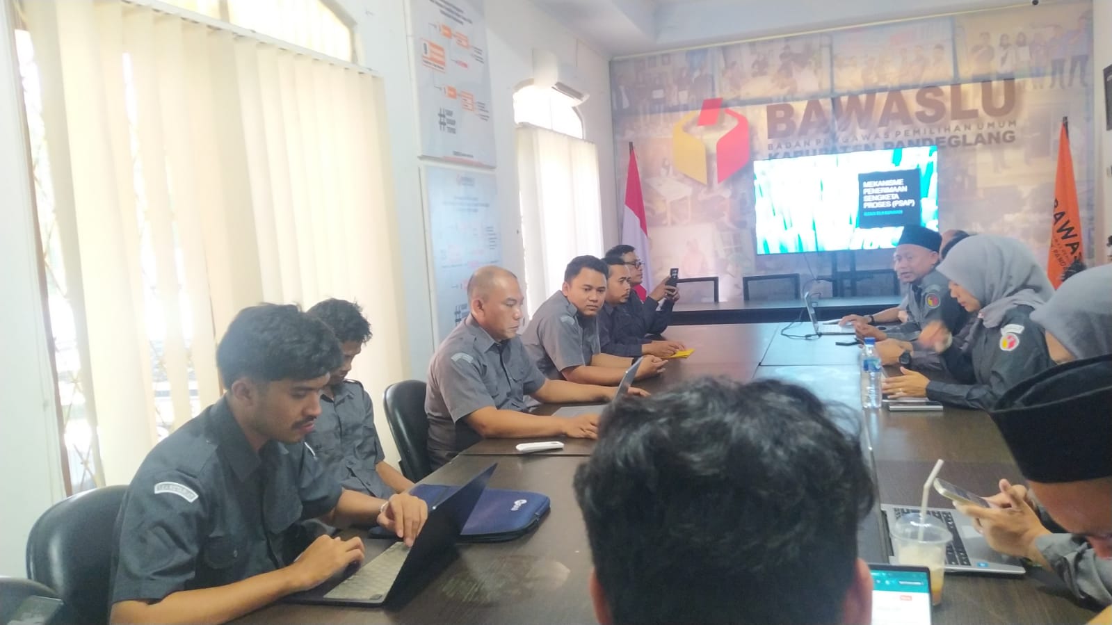 Suasana peningkatan kapasitas SDM Bawaslu Kabupaten Pandeglang dalam Program Cerdas Senin, (13/04/2026)