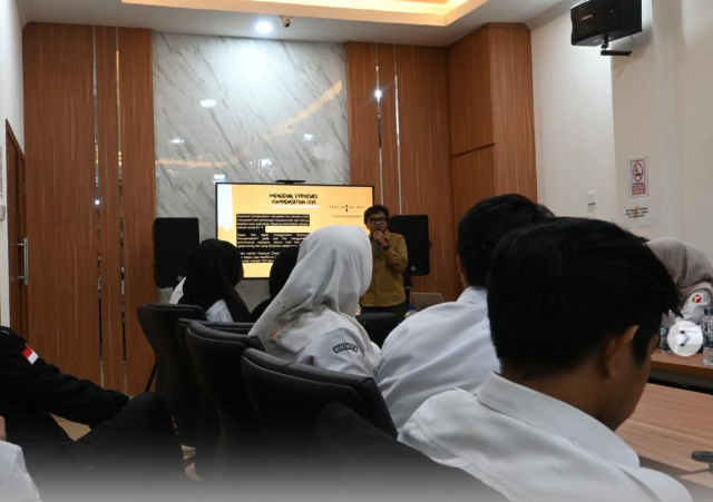 Peserta saat memenyimak materi pada pelatihan fotografi dan videografi bagi jajaran kehumasan se-Provinsi Banten di Sekretariat Bawaslu Provinsi Banten, Rabu (15/04/2026).