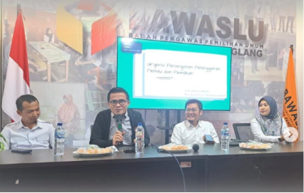 Anggota Bawaslu Provinsi Banten Badrul Munir (Kedua dari kiri) saat melakukan supervisi di Bawaslu Kabupaten Pandeglang Rabu, (06/05/2026)
