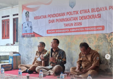 Anggota Bawaslu Kabupaten Pandeglang, Didin Tahajudin (tengah) saat memberikan materi pada kegiatan pendidikan politik yang diselenggarakan oleh Kesbangpol Pandeglang dengan tema “Peran Pemilih Pemula dalam Mengawal Pemilu Jujur, Adil, dan Bermartabat” Senin, (25/05/2026)