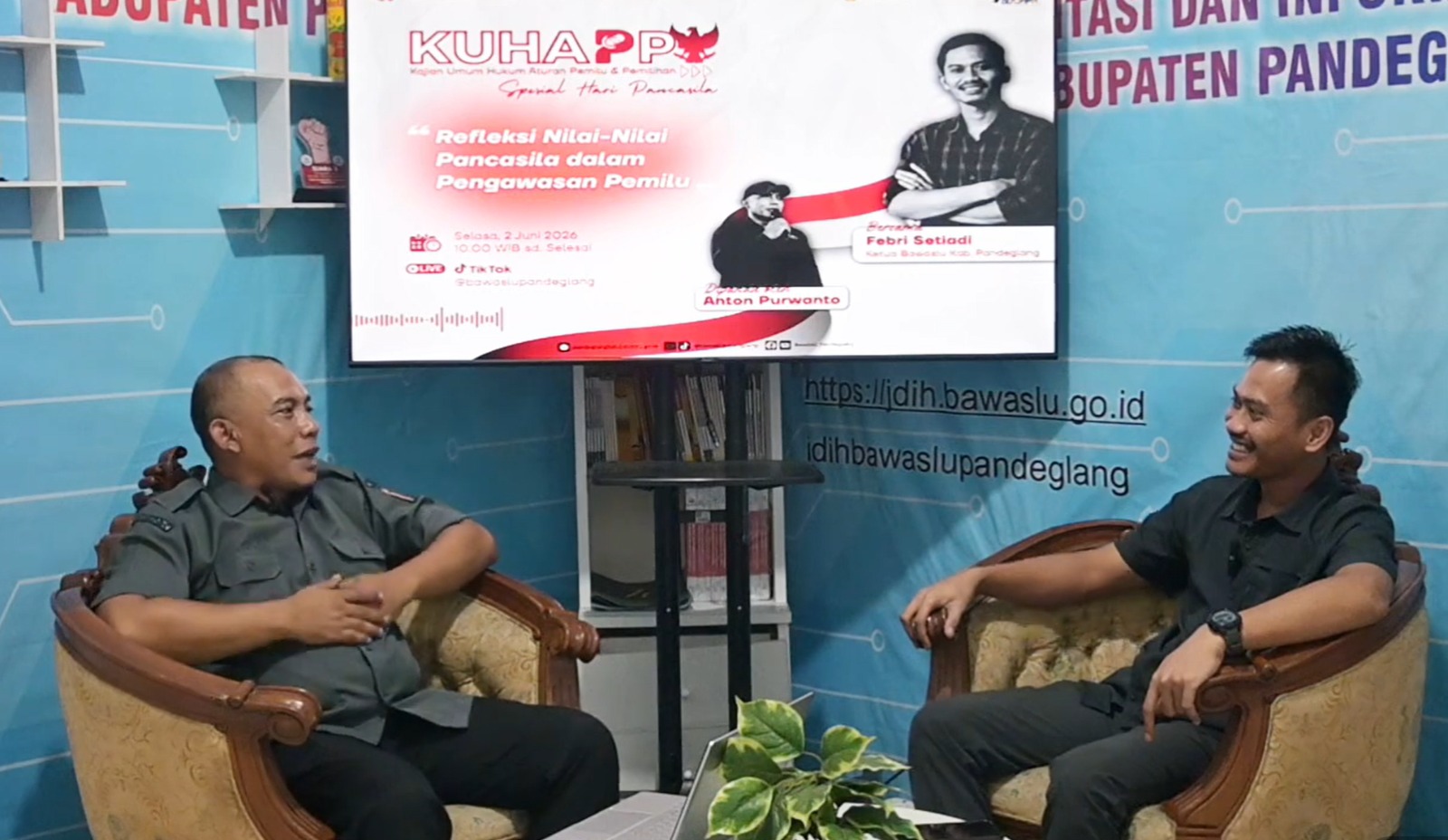 Ketua Bawaslu Kabupaten Pandeglang, Febri Setiadi (kanan) Saat mengisi KUHAPP edisi khusus memperingati Hari Lahir Pancasila di Kantor Bawaslu Kabupaten Pandeglang, Senin (1/6/2026)