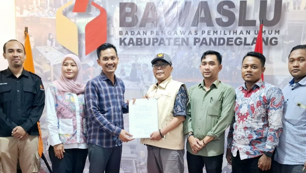 Ketua Bawaslu Pandeglang beserta jajaran PPID saat menerima kunjungan Komisi Informasi Provinsi Banten Kamis, (27/08/2026)
