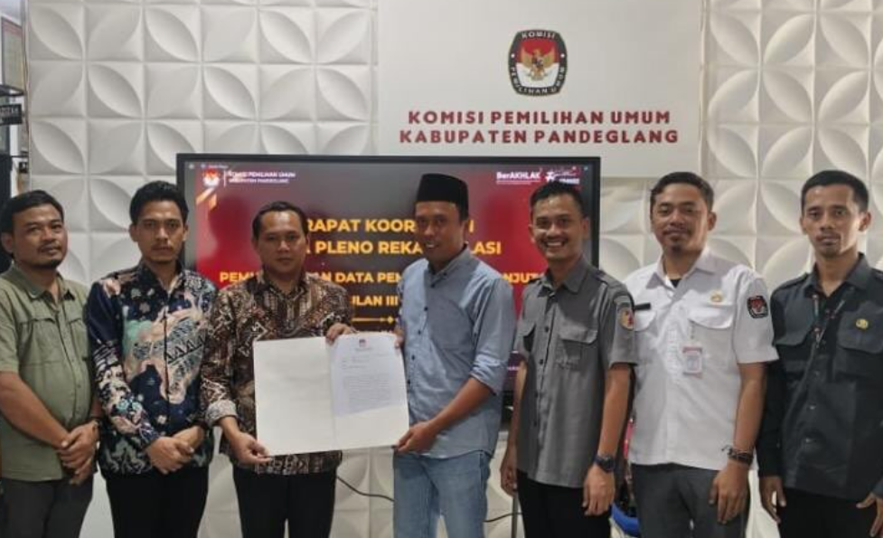 Foto Bersama Anggota Bawaslu Pandeglang dan Anggota KPU Kabupaten Pandeglang Senin, (28/09/2026)