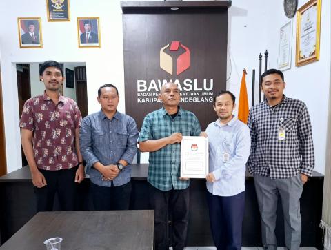 KPU Kabupaten Pandeglang saat menyampaikan Data pemilih yang akan dilakukan Coktas