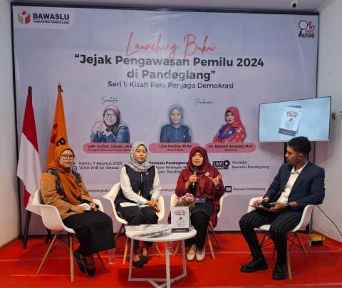 Nuryati Solapari (kedua dari kanan) saat menjadi pembicara dalam kegiatan launching buku 