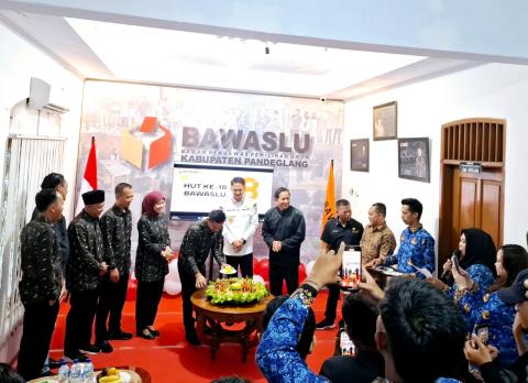 Ketua Bawaslu Pandeglang saat prosesi pemotongan tumpeng pada perayaan HUT ke-18 Bawaslu
