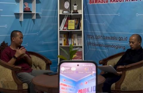 Koordinator Divisi Penanganan Pelanggaran Data dan Informasi Bawaslu Kabupaten Pandeglang, Didin Tahajudin (kiri) saat melakukan kajian yang ditayangkan secara langsung melalui flatform youtube Jumat, (13/03/2026) 
