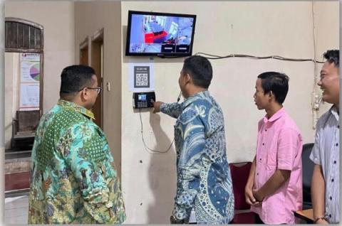 Ketua Bawaslu Republik Indonesia Dr. Rahmat Bagja,SH.,LL.M (kiri) saat melihat secara langsung penerapan absensi melalui fingerprint di Bawaslu Kabupaten Pandeglang Kamis, (26/03/2026)