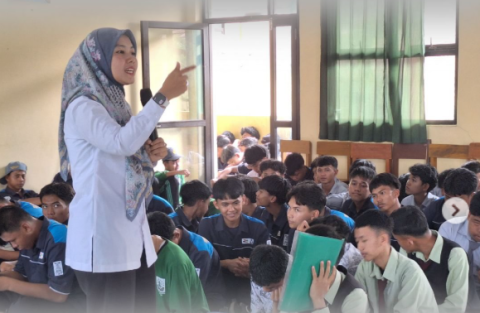 Koordinator Divisi Sumber Daya Manusia, Organisasi, dan Diklat Bawaslu Kabupaten Pandeglang Lina Herlina saat berbicara dihadapan siswa-siswi SMK Dharma Nusantara Pandeglang Rabu. (06/05/2026)