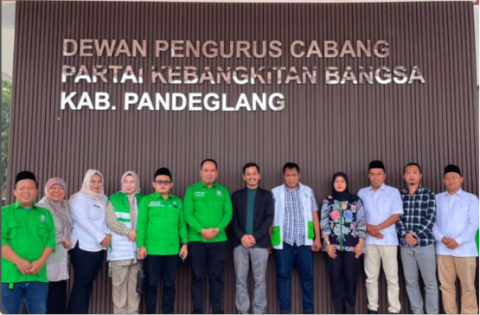 Sesi poto bersama ketua dan anggota Bawaslu Kabupaten Pandeglang bersama ketua dan jajaran pengurus DPC PKB Kabupaten Pandeglang pada kunjungan konsolidasi demokrasi di sekretariat DPC PKB Pandeglang Rabu, (29/07/2026)