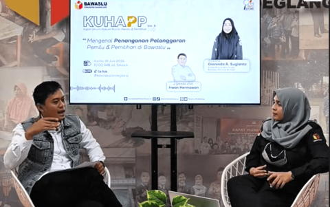 Gianinda A. Sugianto (kanan) saat menjadi narasumber Kajian Umum Hukum Pemilu dan Pemilihan di Sekretariat Bawaslu Kabupaten Pandeglang Kamis, (18/06/2026)