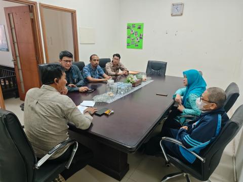 Kepala Sekretariat Bawaslu Kabupaten Pandeglang Jhon Marthin saat melakukan kunjungan ke Sekretariat Daerah Kabupaten Pandeglang dalam rangka Forum Konsultasi Publik Kamis, (06/08/2026)