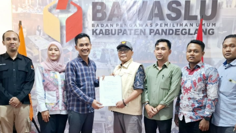 Ketua Bawaslu Pandeglang beserta jajaran PPID saat menerima kunjungan Komisi Informasi Provinsi Banten Kamis, (27/08/2026)