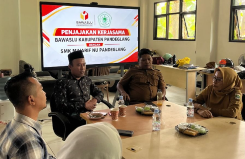 Anggota Bawaslu Kabupaten Pandeglang saat melakukan audiensi dan penjajakan kerja sama dengan SMK Ma’arif Nadhlatul Ulama dan SMK Muhammadiyah Pandeglang Senin, (5/10/2026)