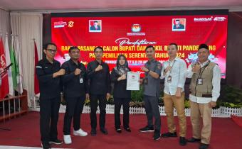 Ketua dan Anggota Bawaslu Kabupaten Pandeglang saat menerima Berita Acara Pendaftaran Bakal Pasangan Calon Bupati dan Wakil Bupati Pandeglang