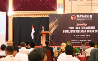 Koordinator Divisi Pencegahan, Partisipasi Masyarakat dan Humas Bawaslu Kabupaten Pandeglang, Didi Rosadi Saat menyampaikan pemaparan Indeks kerawanan Pemilihan tahun 2024