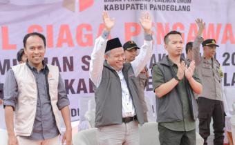 Anggota Bawaslu Kabupaten Pandeglang saat menyapa defile pengawas pemilihan serentak tahun 2024 di stadion badak Pandeglang (10/11/2024)