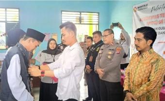 Ketua Bawaslu Pandeglang, Febri Setiadi saat menyematkan rompi pengawasan kepada PTPS di Kecamatan Cimanuk Minggu, 3 November 2024