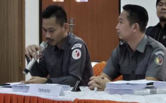 Ketua Bawaslu Pandeglang Febri Setiadi (Kanan) dan Koordinator Divisi Penanganan Pelanggaran Data dan Informasi Didin Tahajudin (Kiri) saat sidang DKPP