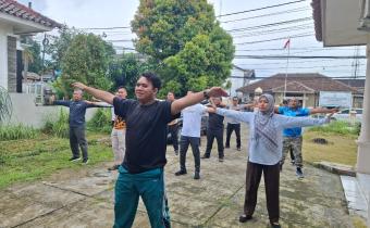 Jajaran Sekretariat Bawaslu Kabupaten Pandeglang saat melakukan senam pada kegiatan Jumat Sehati Jumat, (13/2/2026), di halaman kantor Bawaslu Kabupaten Pandeglang