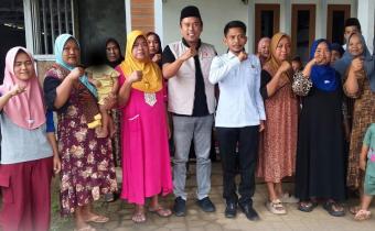 Koordinator Divisi Pencegahan, Partisipasi Masyarakat dan Humas Didi Rosadi (tengah) saat sisi Foto Bersama kader PKH Kecamatan Angsana