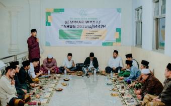 Staf Divisi Pencegahan Partisipasi Masyarakat dan Humas, Anton Purwanto saat menyampaikan sosialisasi di Masjid Jami' Hidayaturrohman Desa Nembol Kecamatan Mandalawangi Senin, (09/03/2026)