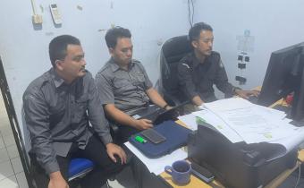 Jajaran Pengawas Bawaslu Kabupaten Pandeglang saat melakukan pengawasan rekapitulasi data partai politik secara berkelanjutan pada periode semester II tahun 2025 pada Kamis (30/12/2025).