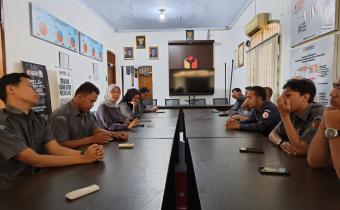 Anggota Bawaslu Kabupaten Pandeglang Lina Herlina saat memimpin rapat internal Senin, (05/01/2026) 