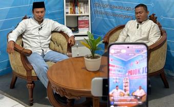 Koordinator Divisi Pencegahan Partisipasi Masyarakat dan Humas Bawaslu Kabupaten Pandeglang Didi Rosadi (kiri) pada kegatan Kajian Umum Hukum Aturan Pemilu dan Pemilihan Jumat, (27/02/2026).